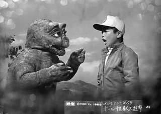 Illustration for article titled Behind-the-scenes Godzilla photos were charming, absolutely ridiculous
